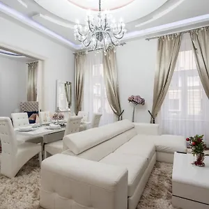 https://opera-3-balkony-luxury-aparment.inbudapesthotels.com